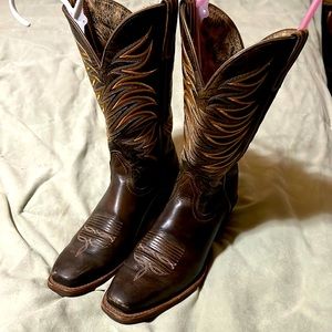 Womens square toed cowgirl boots. Beautiful embroidery detailing. Gently used.